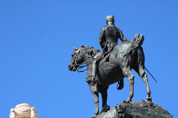 Obraz premium Monumento del rey Alfonso XII a caballo en el parque del retiro de Madrid