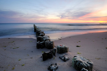 Wschód słońca na wybrzeżu Morza Bałtyckiego,Kołobrzeg,Polska.