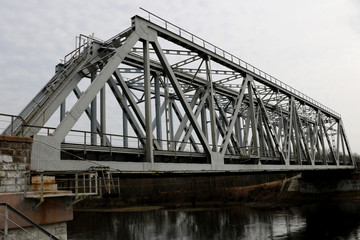 Obraz premium Railway old bridge over the river