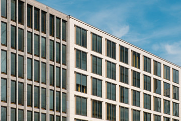 Obraz premium perspective view of modern office buildings and blue sky