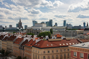 Panorama Warszawy, dachy kamienic na Starym Mieście, w tle wieżowce i Pałac Kultury © Monika