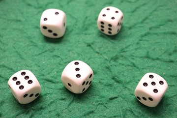 Jeu de Yams - Jeu de dés sur un tapis vert