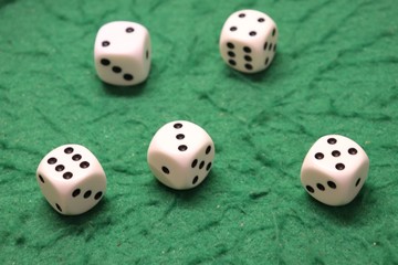 Jeu de Yams - Jeu de dés sur un tapis vert