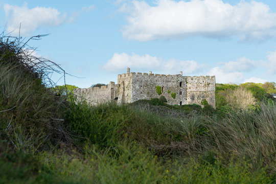 Manorbier Burg-Schloss und gleichnamiger Strand, Wales, gro&szlig;britannien