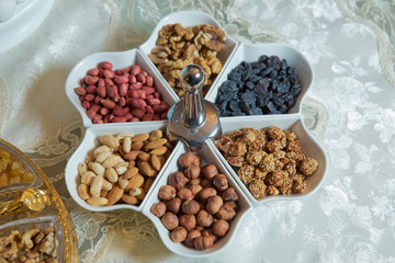 Mixed desserts . The almond, nuts, arachis, raisins, nuts and walnuts are in the bowl.