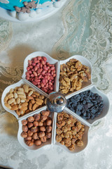 Mixed desserts . The almond, nuts, arachis, raisins, nuts and walnuts are in the bowl.