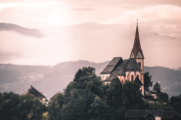 Obraz premium the Church of Maria Woerth at lake woerthersee at sunrise