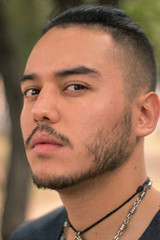 Obraz premium Hombre apuesto en la calle con expresión facial y camisteas