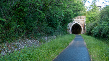 Fototapeta na wymiar Tunnel sur une piste cyclable