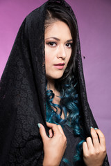 Chica en estudio morado con cabello ombré fashion linda sexym emociones faciales