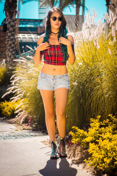 Chica en shorts cortos de jeans mezclilla con cabello ombre top de cuadros rojos sexy linda urbana