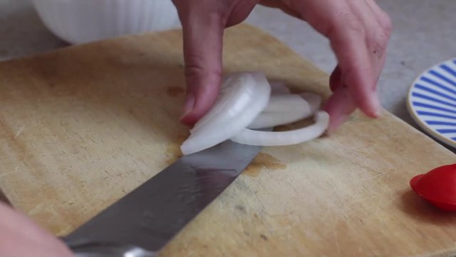 Vegetales cortados en la mesa para comer