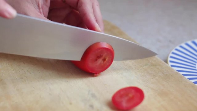 Vegetales cortados en la mesa para comer