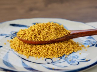 숟가락에 담긴 카레가루 