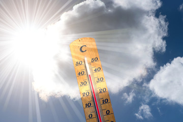 Hitzewelle im Sommer und ein Thermometer