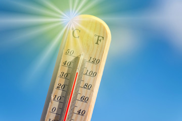 Thermometer und Hitze im Sommer