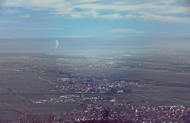 Windräder unter einer Nebeldecke und Wolkendecke