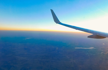 Fototapeta premium wing of an airplane flying above the clouds