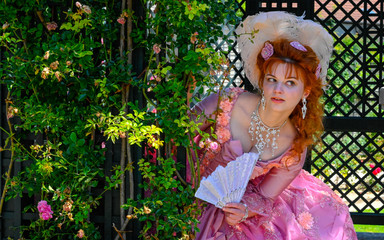 Jeune femme élégante en costume d'époque