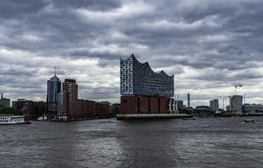 Fototapeta premium Hamburger Hafen mit Elbphilharmonie
