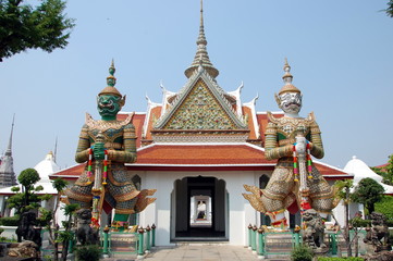 Fototapeta premium Buddhist temple complex Wat Arun, Bangkok, Thailand