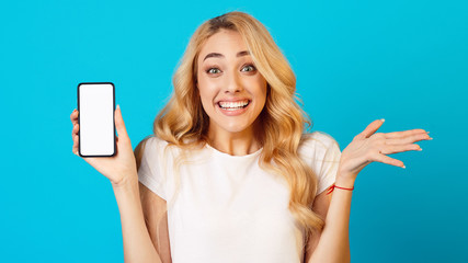 Naklejka premium Full Sale. Surprised Girl Showing Blank Smartphone Screen