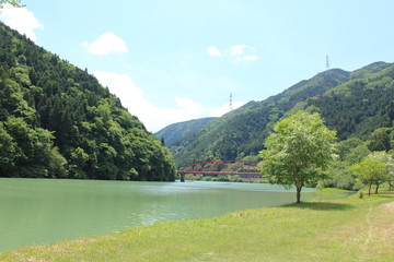 秘境のような美しい川と緑と赤い橋