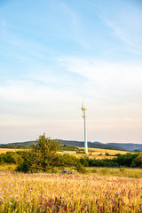 Fototapeta na wymiar zwei windkraftanlagen in rheinland pfalz