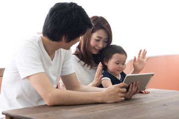 Fototapeta premium 子供にタブレットを見せる両親