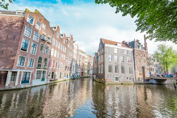 Fototapeta premium Widok na kanały, domy i łodzie w Amsterdamie, Holandii, Holandii