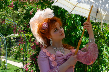 Jeune femme élégante en costume d'époqie