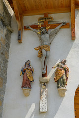 Kreuzigungsgruppe an der Kirche von Leuk-Stadt, Wallis, Schweiz