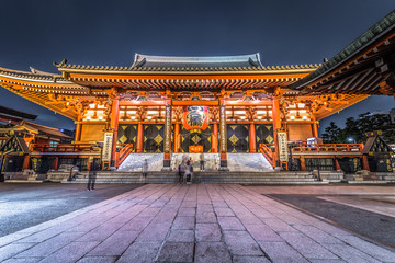 Fototapeta premium Tokyo - May 20, 2019: Night shot of the Sensoji temple in Asakusa, Tokyo, Japan