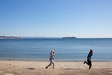 海で追いかけっこ