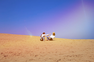 砂漠で戯れる女子