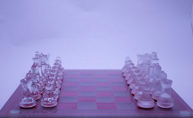 tabuleiro de xadrez com peças de xadrez de cristal
