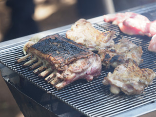 バーベキューで焼いた焦げた骨付き肉