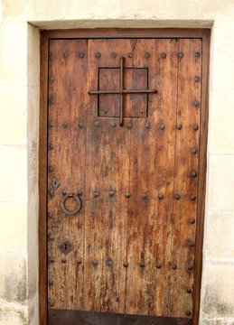 vieille porte en bois et fer forgé
