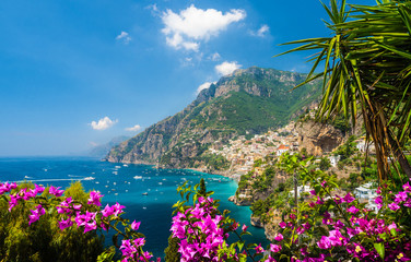 Landschap met de stad Positano aan de beroemde kust van Amalfi, Italië
