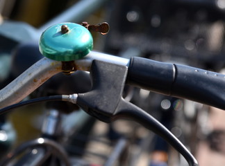 Fahrradlenker mit türkisblauer Klingel
