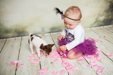 Baby spielt mit dem Welpe