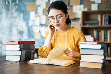 本を読む女性