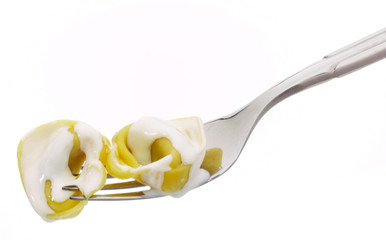 Cappelletti con panna sulla forchette, pasta italiana