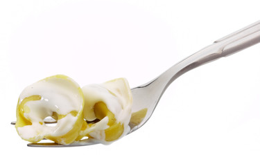 Forchetta con cappelletti alla panna, primo piano, pasta italiana