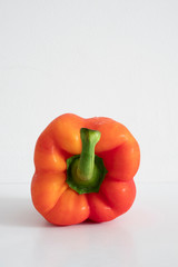 白い背景での新鮮な生野菜のパプリカの写真
