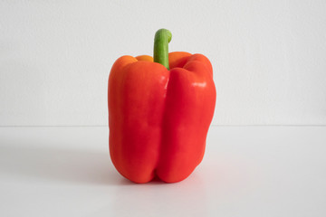 白い背景での新鮮な生野菜のパプリカの写真