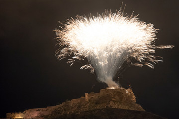 Noche de San Juan en el solsticio de verano en Alicante, España. Fuegos artificiales de la fortaleza del castillo de santa barbará