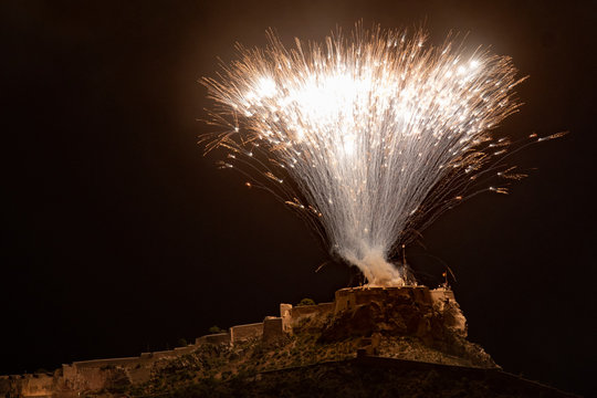 Noche de San Juan en el solsticio de verano en Alicante, Espa&ntilde;a. Fuegos artificiales de la fortaleza del castillo de santa barbar&aacute;