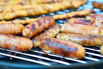 BBQ Grill Miniwürstchen und Grillfackeln