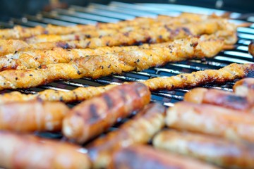 BBQ Grill Miniwürstchen und Grillfackeln